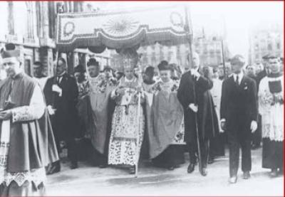 4 maggio 1924. Pier Giorgio (sulla destra con il cappello goliardico) è nel picchetto d’onore della FUCI per l’entrata a Torino del nuovo arcivescovo, mons. Giuseppe Gamba. 4 maggio 1924. Pier Giorgio (sulla destra con il cappello goliardico) è nel picchetto d’onore della FUCI per l’entrata a Torino del nuovo arcivescovo, mons. Giuseppe Gamba.