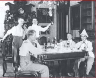 Una festa casalinga con gli amici. Pier Giorgio, primo a destra, porta un cappello fatto con il giornale satirico «Il becco giallo». Una festa casalinga con gli amici. Pier Giorgio, primo a destra, porta un cappello fatto con il giornale satirico «Il becco giallo».