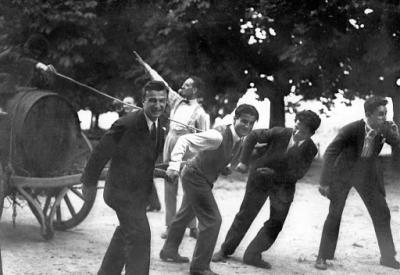 Giugno 1925. Pier Giorgio (astemio) celebra con gli amici il «trionfo di Bacco». Giugno 1925. Pier Giorgio (astemio) celebra con gli amici il «trionfo di Bacco».