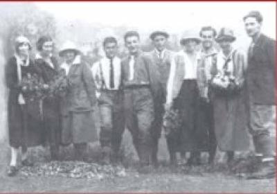 Da sinistra: le sorelle Guglielmini, Laura Hidalgo, Pier Giorgio, Marco Beltramo, Antonio Severi, Tina Bonelli, Emilio Randone e altri due amici. Da sinistra: le sorelle Guglielmini, Laura Hidalgo, Pier Giorgio, Marco Beltramo, Antonio Severi, Tina Bonelli, Emilio Randone e altri due amici.